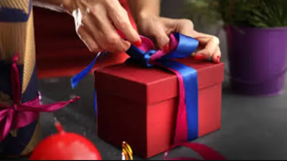 How to use crepe paper to wrap a gift